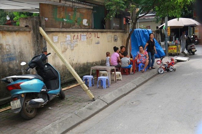 Vô tư mưu sinh dưới bức tường tử thần bất chấp nguy hiểm - Ảnh 10.