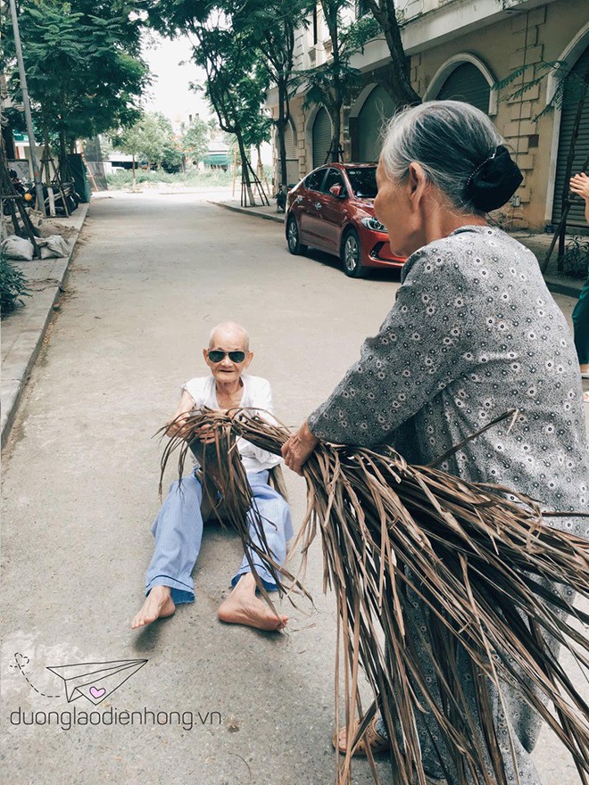 Hình ảnh cụ ông kéo bà bằng mo cau gây sốt mạng xã hội - Ảnh 1.