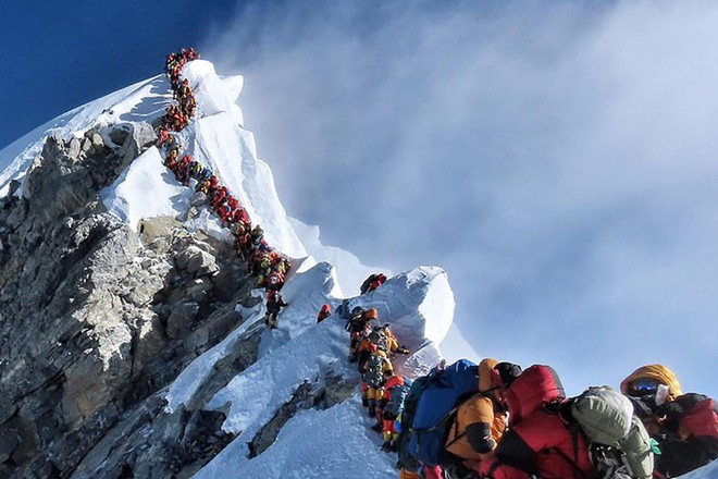 Hai nhà leo núi chết thảm vì ách tắc giao thông trên đỉnh Everest - Ảnh 1.