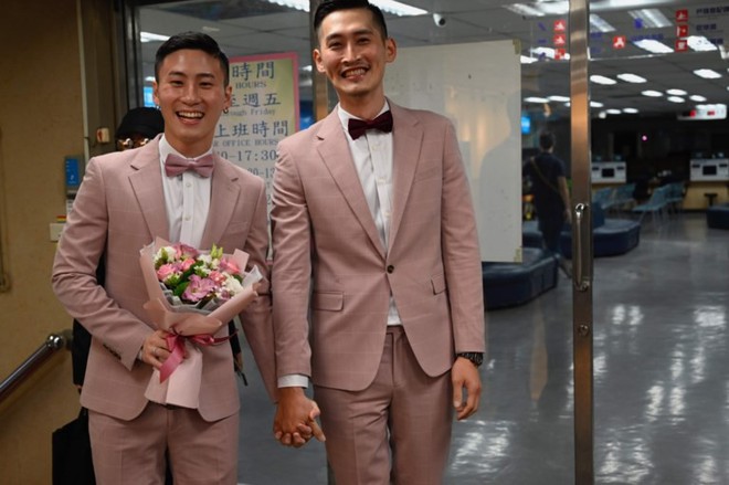 Đài Loan vừa hợp pháp hóa hôn nhân đồng tính đã có ngay 2 nam thần cầm tay nhau đến đăng ký kết hôn - Ảnh 5.