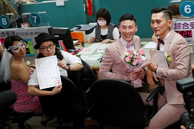 Đài Loan vừa hợp pháp hóa hôn nhân đồng tính đã có ngay 2 nam thần cầm tay nhau đến đăng ký kết hôn - Ảnh 6.