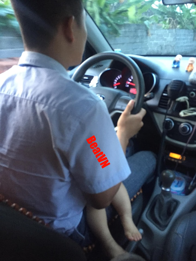 Tài xế taxi ôm con đi làm và hình ảnh đứa bé ngủ say trong lòng bố gây xúc động - Ảnh 2.