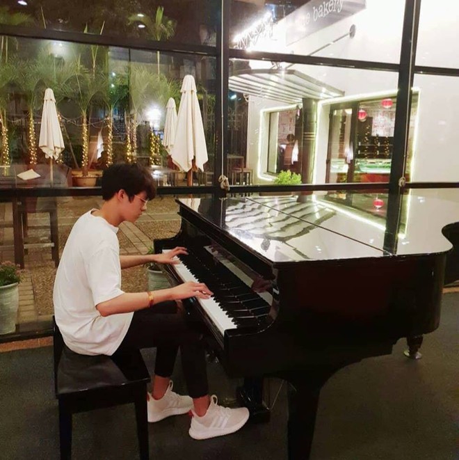 Trai đẹp qua đường va phải ống kính VTV: Là học sinh trường Wellspring Hà Nội, biết chơi piano lại còn ăn mặc siêu cool - Ảnh 4.