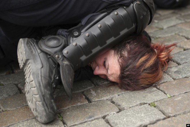 24h qua ảnh: Cảnh sát chống bạo động Bỉ bắt giữ cô gái tham gia biểu tình - Ảnh 3.