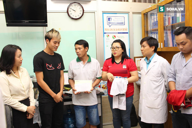 Fan Việt đấu giá áo ĐTVN để góp tiền cứu cậu bé bị tai nạn ở Cần Thơ - Ảnh 1.