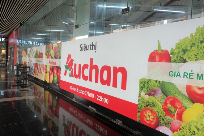 Siêu thị Auchan vắng vẻ, lặng lẽ tháo các kệ hàng sau bão giảm giá - Ảnh 16.