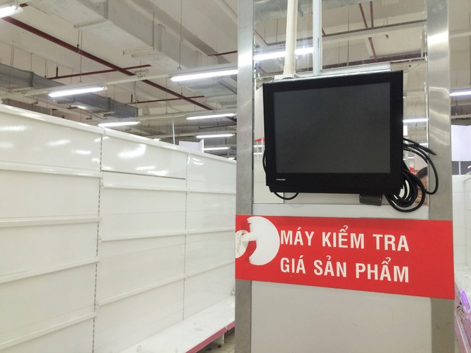 Siêu thị Auchan vắng vẻ, lặng lẽ tháo các kệ hàng sau bão giảm giá - Ảnh 10.