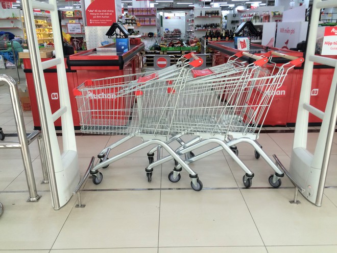 Siêu thị Auchan vắng vẻ, lặng lẽ tháo các kệ hàng sau bão giảm giá - Ảnh 12.