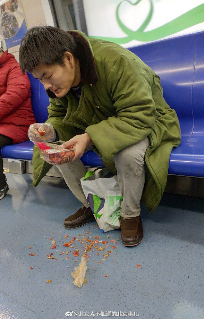 Chùm ảnh gây sốt MXH Trung Quốc: Cô dì chú bác ăn uống tự nhiên rồi xả rác trên tàu điện ngầm như ở nhà khiến ai cũng bức xúc - Ảnh 3.