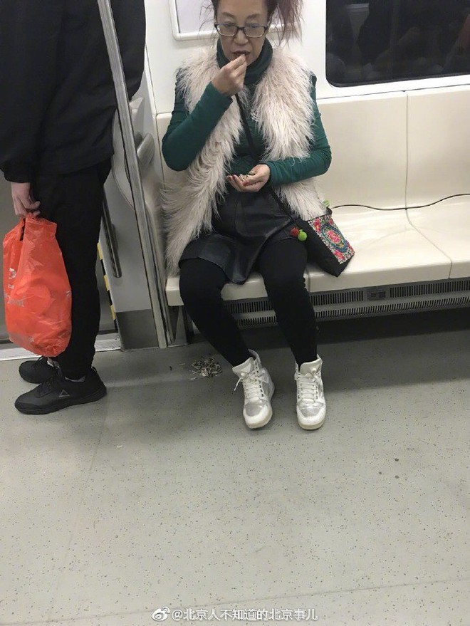 Chùm ảnh gây sốt MXH Trung Quốc: Cô dì chú bác ăn uống tự nhiên rồi xả rác trên tàu điện ngầm như ở nhà khiến ai cũng bức xúc - Ảnh 4.