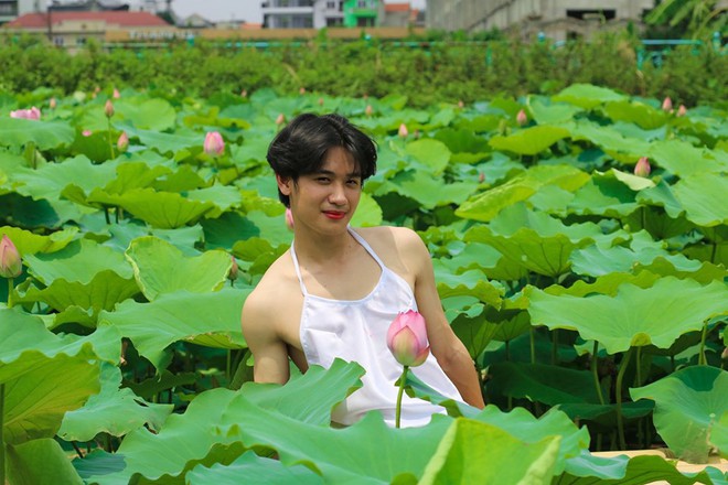 Chàng trai gây cười với bộ ảnh mặc yếm bên hoa sen, nhưng phản ứng của gia đình anh sau đó mới thực sự hài hước - Ảnh 5.