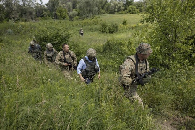 Tân Tổng thống Zelensky đích thân thăm chiến tuyến ác liệt ở Ukraina - Ảnh 1.