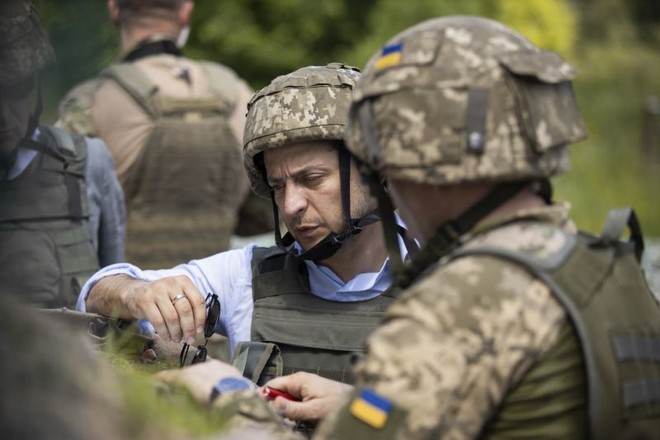 Tân Tổng thống Zelensky đích thân thăm chiến tuyến ác liệt ở Ukraina - Ảnh 2.