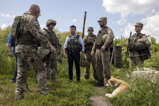 Tân Tổng thống Zelensky đích thân thăm chiến tuyến ác liệt ở Ukraina - Ảnh 3.