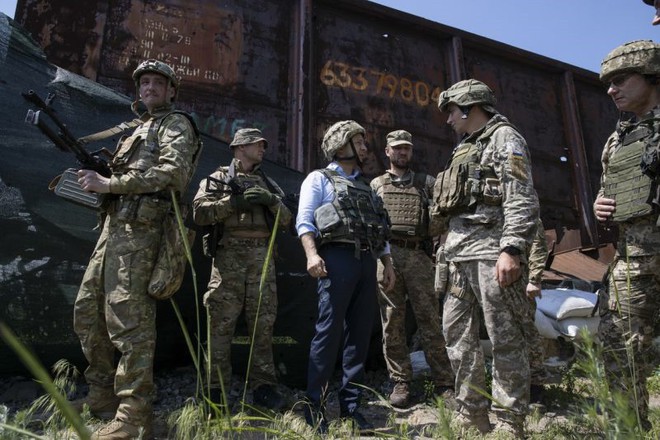 Tân Tổng thống Zelensky đích thân thăm chiến tuyến ác liệt ở Ukraina - Ảnh 4.