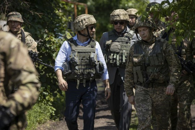 Tân Tổng thống Zelensky đích thân thăm chiến tuyến ác liệt ở Ukraina - Ảnh 7.