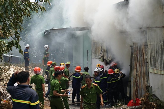 Gần 100 cảnh sát vật lộn với đám cháy lớn tại xưởng sản xuất nhang - Ảnh 1.