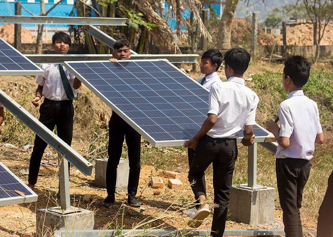 Thay vì tiền, ngôi trường trong rừng này lại yêu cầu học sinh đóng học phí bằng một thứ không ai ngờ tới - Ảnh 2.