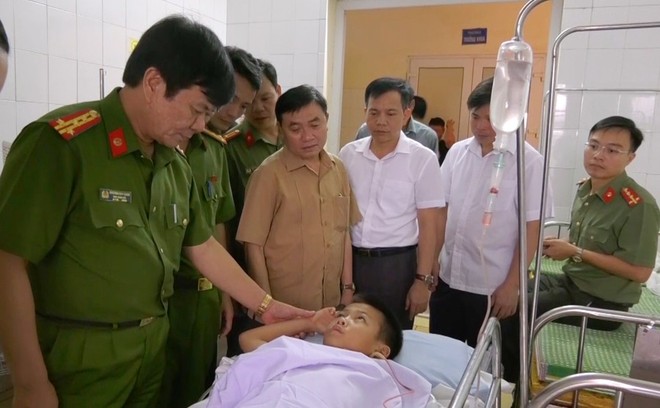 Vụ thanh niên xông vào trường đâm 5 học sinh và giáo viên: Một học sinh bị đâm thấu phổi - Ảnh 1.