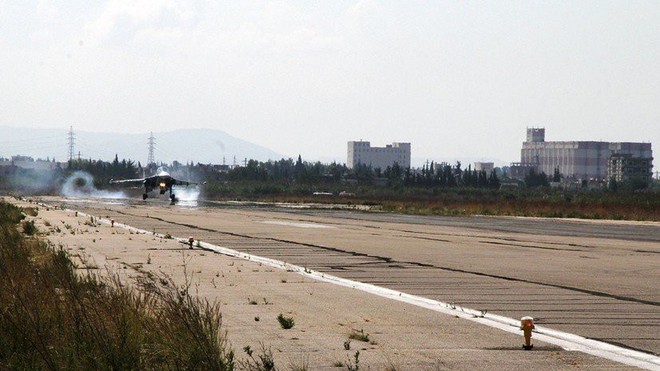 Nga có nguy cơ tổn thất lớn: Căn cứ Khmeimim, Syria bị tấn công - Hết bom lại tới rocket - Ảnh 1.