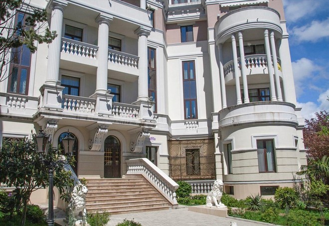 Vợ Tổng thống Ukraine vướng lùm xùm mua rẻ căn hộ hạng sang ở Crimea - Ảnh 1.
