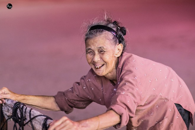Rơi nước mắt bộ ảnh cụ bà 83 tuổi lưng còng vất vả đi nhặt rác trong đêm để nuôi 2 người cháu ở Bắc Giang - Ảnh 17.