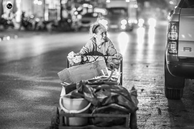 Rơi nước mắt bộ ảnh cụ bà 83 tuổi lưng còng vất vả đi nhặt rác trong đêm để nuôi 2 người cháu ở Bắc Giang - Ảnh 18.