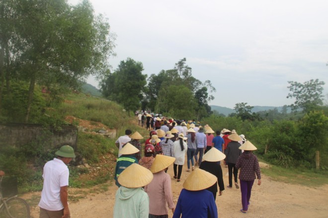 Vụ 5 em học sinh đuối nước khi cứu nhau: Làng quê nghèo phủ một màu khăn trắng - Ảnh 4.