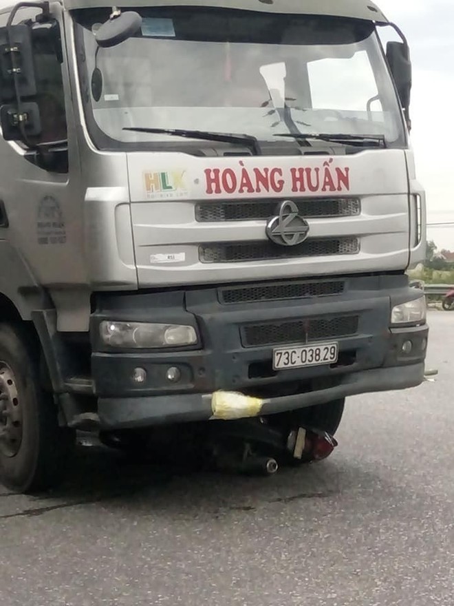 Xe tải cuốn xe máy vào gầm, 2 mẹ con thiệt mạng dưới bánh xe - Ảnh 2.