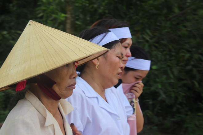 Vụ 5 em học sinh đuối nước khi cứu nhau: Làng quê nghèo phủ một màu khăn trắng - Ảnh 2.