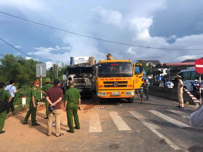 Gây tai nạn chết người, tài xế container kịp thoát thân trước khi xe bị thiêu cháy - Ảnh 1.