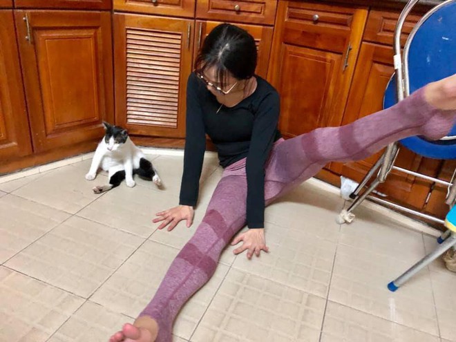 Cô gái đang tập Yoga thì phát hiện loạt phản ứng không ngờ từ chú mèo ngồi bên cạnh - Ảnh 3.