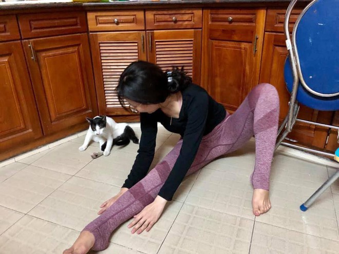 Cô gái đang tập Yoga thì phát hiện loạt phản ứng không ngờ từ chú mèo ngồi bên cạnh - Ảnh 5.