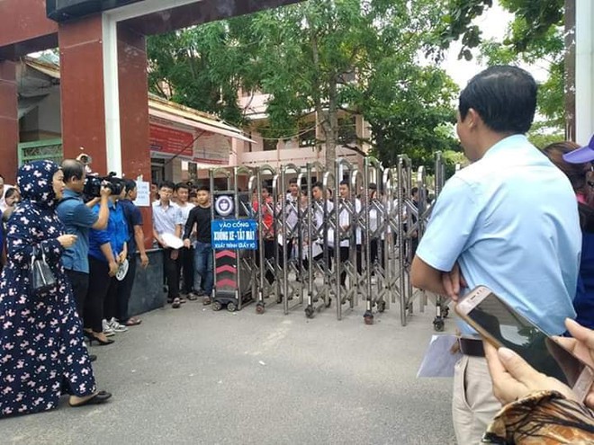 Cay mắt trước hình ảnh phụ huynh bám tường ngóng con: Đúng là có đi thi mới hiểu lòng cha mẹ! - Ảnh 3.