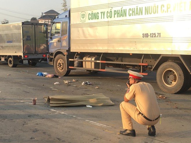 Ph&aacute;t hiện người đ&agrave;n &ocirc;ng nằm chết tr&ecirc;n đường, b&ecirc;n cạnh c&oacute; nhiều bịch thức ăn - Ảnh 1.