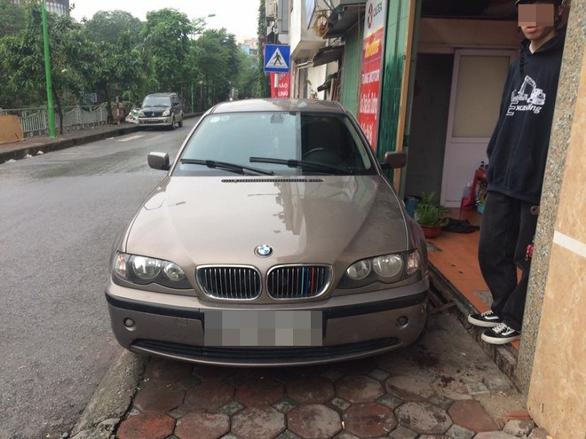 S&aacute;ng mở cửa nh&agrave; nh&agrave;, người đ&agrave;n &ocirc;ng tức tối v&igrave; v&agrave;i tỷ chắn ngang lối - Ảnh 2.