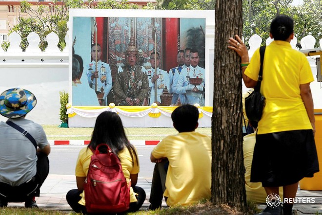 Vua Rama X ngồi lên ngai vàng dưới tán lọng 9 tầng, chính thức trở thành vị thần của người dân Thái Lan - Ảnh 1.