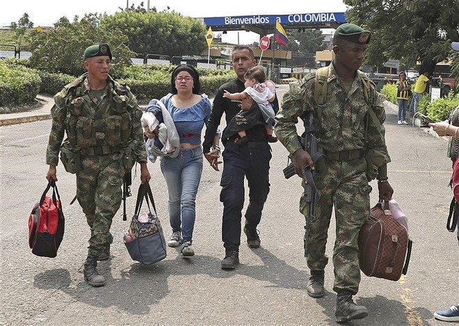 [ẢNH] Đấu súng dữ dội dọc biên giới Venezuela - Colombia - Ảnh 15.