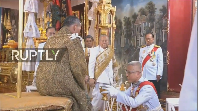 Vua Rama X ngồi lên ngai vàng dưới tán lọng 9 tầng, chính thức trở thành vị thần của người dân Thái Lan - Ảnh 4.