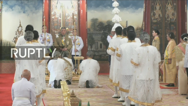 Vua Rama X ngồi lên ngai vàng dưới tán lọng 9 tầng, chính thức trở thành vị thần của người dân Thái Lan - Ảnh 4.