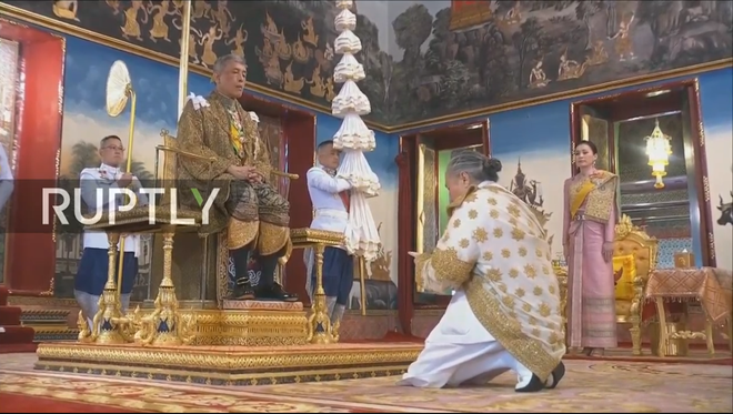 Vua Rama X ngồi lên ngai vàng dưới tán lọng 9 tầng, chính thức trở thành vị thần của người dân Thái Lan - Ảnh 5.