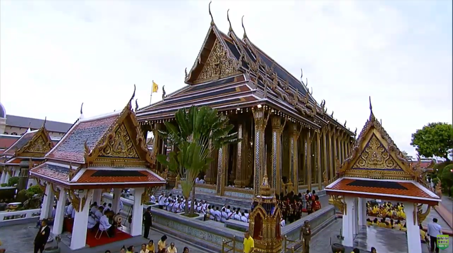 Vua Rama X ngồi lên ngai vàng dưới tán lọng 9 tầng, chính thức trở thành vị thần của người dân Thái Lan - Ảnh 1.
