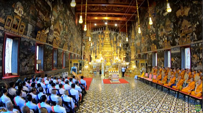 Vua Rama X ngồi lên ngai vàng dưới tán lọng 9 tầng, chính thức trở thành vị thần của người dân Thái Lan - Ảnh 3.