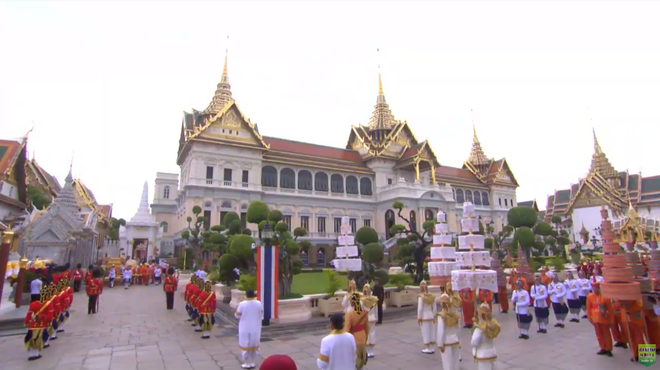 Vua Rama X ngồi lên ngai vàng dưới tán lọng 9 tầng, chính thức trở thành vị thần của người dân Thái Lan - Ảnh 5.