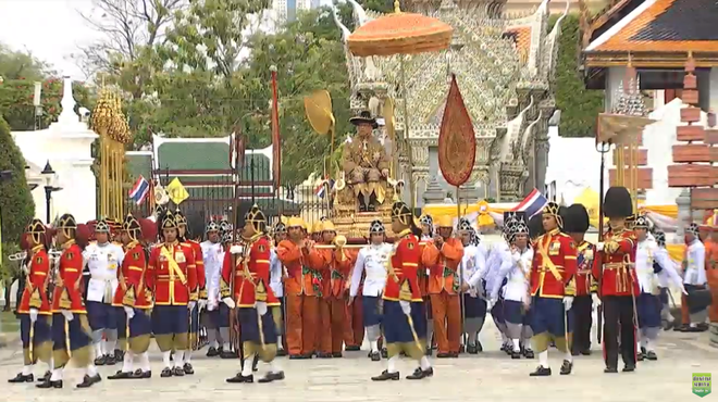 Vua Rama X ngồi lên ngai vàng dưới tán lọng 9 tầng, chính thức trở thành vị thần của người dân Thái Lan - Ảnh 2.