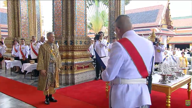 Vua Rama X ngồi lên ngai vàng dưới tán lọng 9 tầng, chính thức trở thành vị thần của người dân Thái Lan - Ảnh 1.