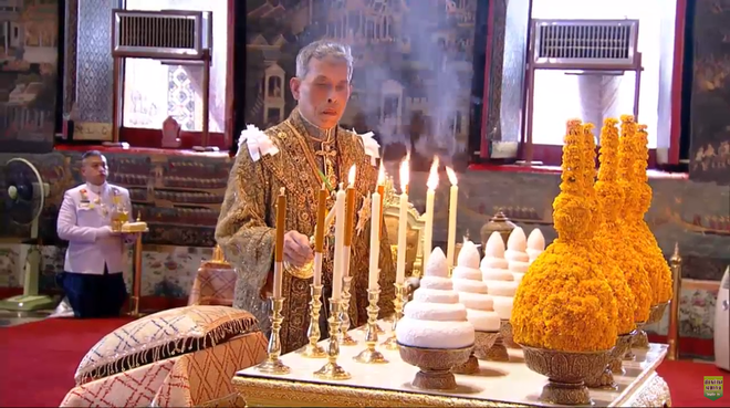 Vua Rama X ngồi lên ngai vàng dưới tán lọng 9 tầng, chính thức trở thành vị thần của người dân Thái Lan - Ảnh 3.
