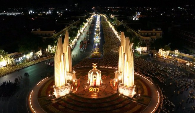 Vua Vajiralongkorn dừng bái Phật ở nơi ngự pho tượng Phật được tôn kính bậc nhất Thái Lan - Ảnh 3.