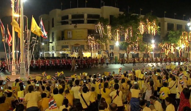 Vua Vajiralongkorn dừng bái Phật ở nơi ngự pho tượng Phật được tôn kính bậc nhất Thái Lan - Ảnh 2.