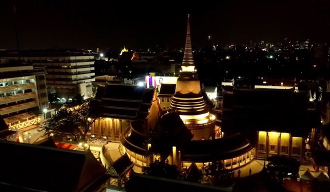 Vua Vajiralongkorn dừng bái Phật ở nơi ngự pho tượng Phật được tôn kính bậc nhất Thái Lan - Ảnh 1.